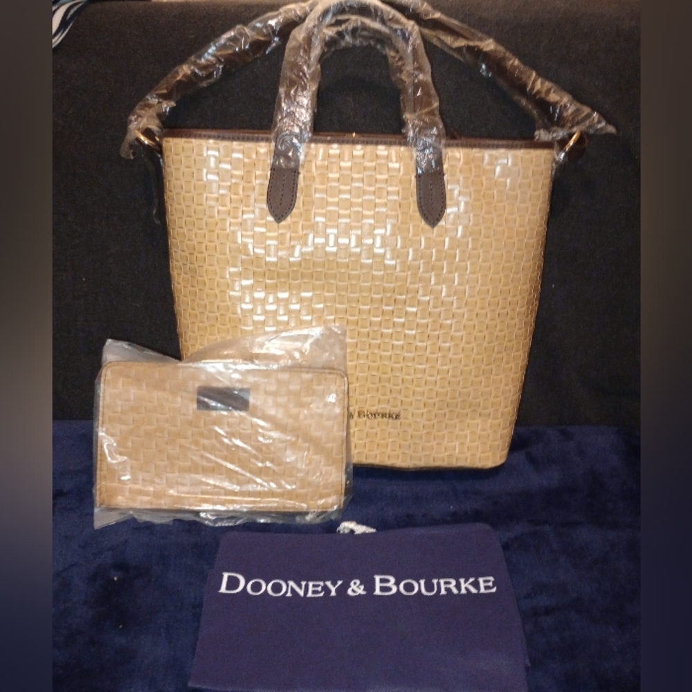 NWT Dooney & Bourke Liliana Weaved Leather bag W/ matching wristlet & Dust bag